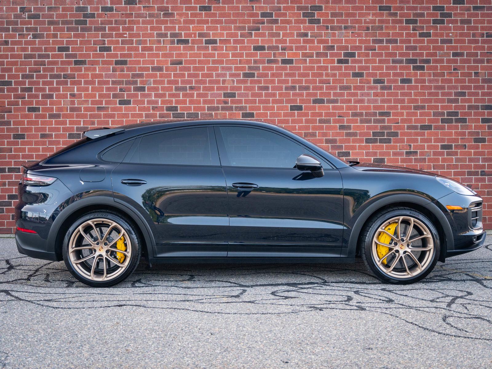 ポルシェ サッカーボール Cayenne 2020 Porsche Cayenne Coupe GTS Rear Center Seat Sport Design